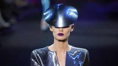 ARCHIVO - Una modelo luce una creación del diseñador italiano Giorgio Armani para su colección de Alta Costura Primavera-Verano presentada en París, el lunes 24 de enero de 2011. (Foto AP/ Francois Mori, archivo)