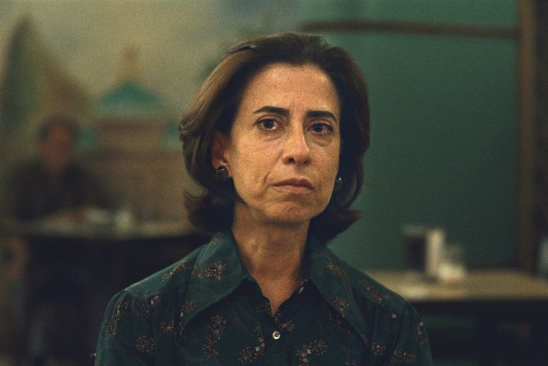 Esta imagen proporcionada por Sony Pictures Classics muestra a Fernanda Torres en una escena de Ainda Estou Aqui, (Sony Pictures Classics via AP)