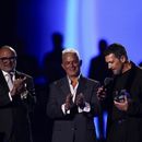 El director ejecutivo de La Academia Latina de la Grabación, Manuel Abud, izquierda, y Alejandro Sanz, centro, entregan el Premio de la Presidencia a Antonio Banderas durante la 24a entrega anual del Latin Grammy en Sevilla, España, el 16 de noviembre de 2023. (Foto Jose Breton/Invision/AP)