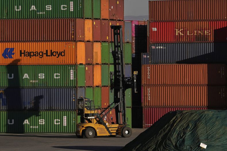 Contenedores comerciales en un depósito en Johannesburgo, Sudáfrica, el 1 de agosto del 2025. (AP foto/Themba Hadebe)