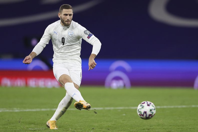 ARCHIVO- El israelí Shon Weissman cobra un penalti durante un partido de la Euro 2020 entre Escocia e Israel, en el estadio Hampden, en Glasgow, Escocia, el 8 de octubre de 2020. Weissman no viajó con su equipo para el partido de la Liga de España en Osasuna, debido a preocupación de su seguridad. (AP Foto/Scott Heppell, Archivo)