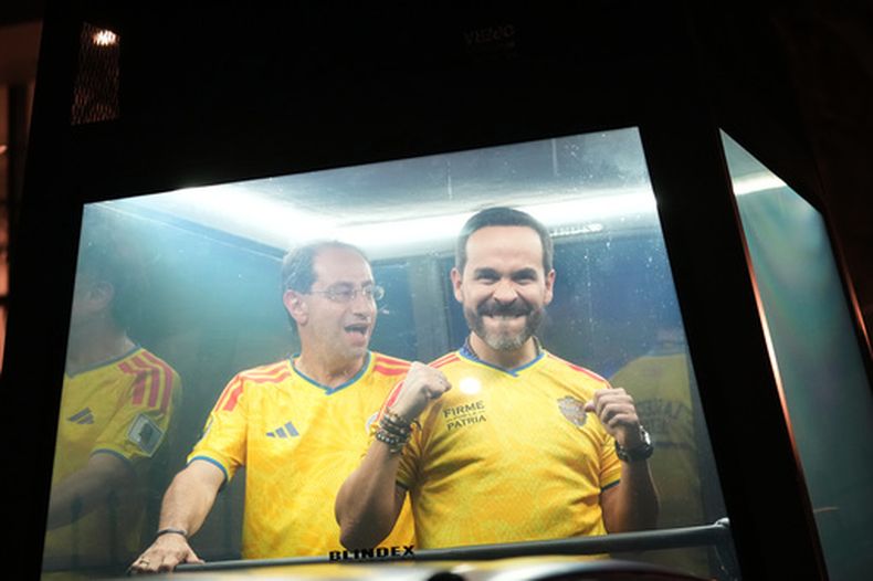 El candidato presidencial Abelardo de la Espriella, del movimiento opositor Defensores de la Patria, y su compañero de fórmula para la vicepresidencia José Manuel Restrepo viajan en una cabina blindada hacia un mitin de celebración después de que los resultados electorales lo mostraran a la cabeza en Barranquilla, Colombia, el domingo 21 de junio de 2026. (AP Foto/Rodrigo Abd)