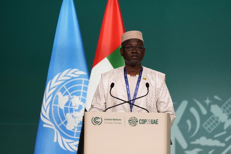 ARCHIVO - El primer ministro de Mali, Abdoulaye Maiga, participa en la cumbre climática COP28 de la ONU el sábado 9 de diciembre de 2023, en Dubai, Emiratos Árabes Unidos. (AP Foto/Kamran Jebreili, archivo)