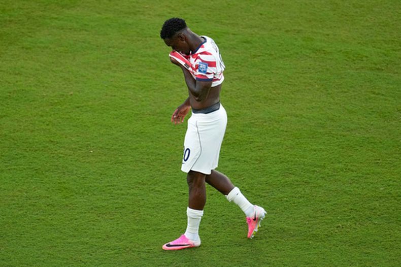 El delantero estadounidense Folarin Balogun tras ser expulsado durante el partido de los 16vos de final contra Bosnia en el Mundial, el miércoles 1 de julio de 2026, en Bosnia. (AP Foto/Jeff Chiu)