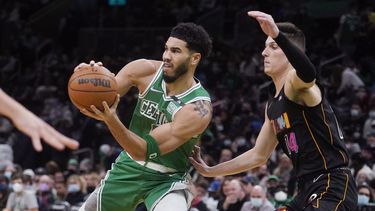Impulsados por Brown y Tatum, Celtics vencen 122-92 al Heat