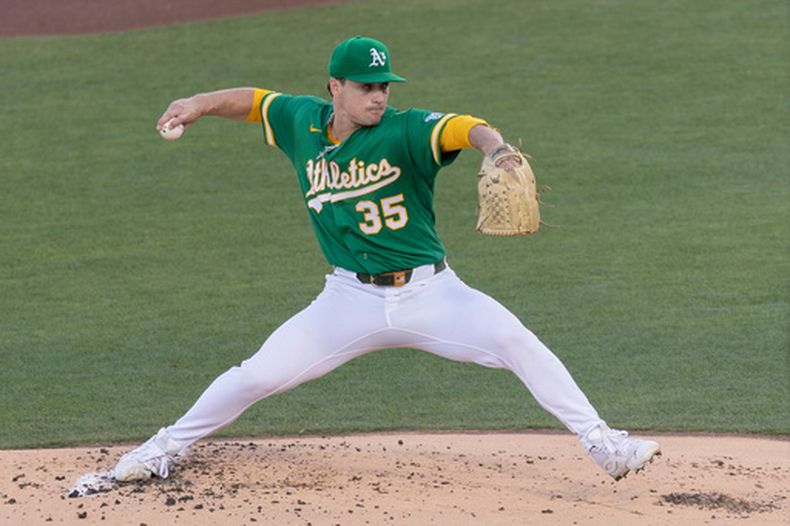 J.T. Ginn, lanzador de los Atléticos, lanza frente a los Dodgers de Los Ángeles durante la primera entrada del juego de béisbol de Grandes Ligas, el miércoles 1 de julio de 2026, en West Sacramento, California. (AP Foto/Sara Nevis)