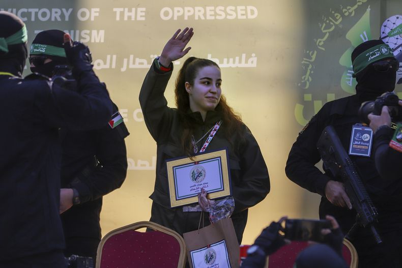 La soldado israelí Agam Berger saluda a la multitud al ser entregada a la Cruz Roja por milicianos de la Yihad Islámica en el campo de refugiados de Jabalya, en la ciudad de Gaza, el jueves 30 de enero de 2025. (AP Foto/Mohammed Hajjar)