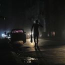 Un hombre camina por una calle durante un apagón general el viernes 14 de marzo de 2025, en La Habana, Cuba. (AP Foto/Ramón Espinosa)