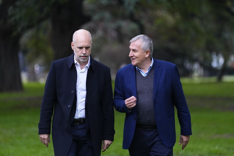 El precandidato presidencial opositor Horacio Rodríguez Larreta, a la izquierda, y su compañero de fórmula Gerardo Morales, gobernador de la provincia de Jujuy, caminan hacia una conferencia de prensa en Buenos Aires, Argentina, el 23 de junio de 2023. (AP Foto/Natacha Pisarenko)