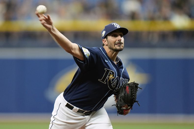 Zach Eflin de los Rays de Tampa Bay Rays lanza ante los Azulejos de Toronto, el jueves 25 de mayo de 2023. (AP Foto/Chris OMeara)