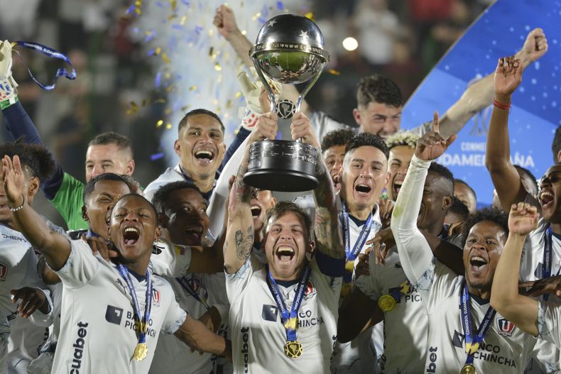 Lucas Piovi, de Liga Deportiva Universitaria de Quito, alza la Copa Sudamericana tras el triunfo por penales sobre Fortaleza de Brasil, el sábado 28 de octubre de 2023, en Maldonado, Uruguay (AP Foto/Santiago Mazzarovich)