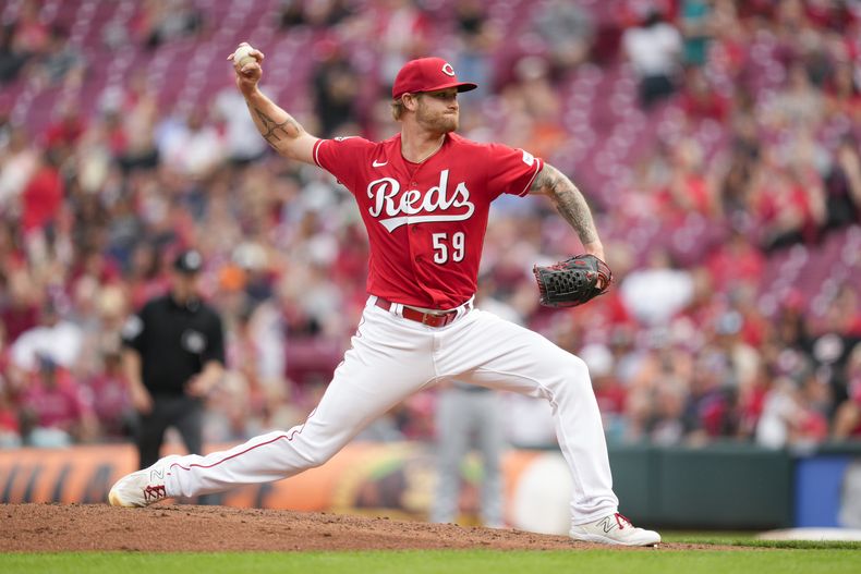 Ben Lively, abridor de los Rojos de Cincinnati, hace un lanzamiento ante los Cardenales de San Luis, en el juego del miércoles 24 de mayo de 2023 (AP Foto/Jeff Dean)