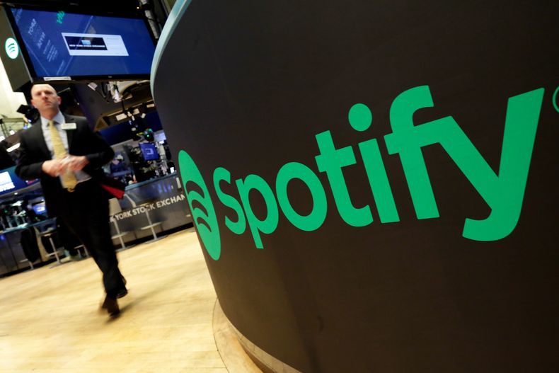 ARCHIVO – Un anuncio con el logotipo de Spotify en el piso de remates de la Bolsa de Valores de Nueva York, el martes 3 de abril de 2018. (AP Foto/Richard Drew, Archivo)