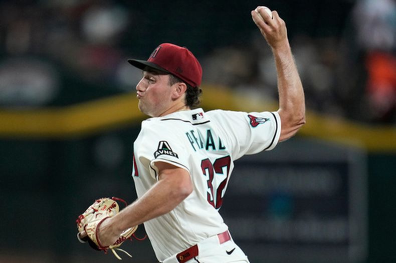 El lanzador abridor de los Diamondbacks de Arizona, Brandon Pfaadt, lanza contra los Padres de San Diego durante la primera entrada de un partido de béisbol, el lunes 3 de agosto de 2026, en Phoenix. (Foto AP/Ross D. Franklin)