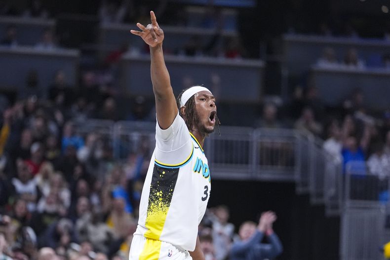 El pívot de los Pacers de Indiana, Myles Turner (33), celebra después de una canasta contra los Grizzlies de Memphis durante la primera mitad de un partido de baloncesto de la NBA en Indianápolis, el jueves 20 de febrero de 2025. (AP Foto/Michael Conroy)