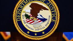 ARCHIVO – El logotipo del Departamento de Justicia de Estados Unidos en un podio antes de una conferencia de prensa, en la sede del organismo, en Washington, el 6 de mayo de 2025. (AP Foto/Julia Demaree Nikhinson, Archivo)