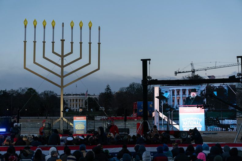 ARCHIVO – El rabino Levi Shemtov habla ante la multitud antes de encender las velas de la menorá en el evento anual de Encendido Nacional de la Menorá en celebración del Janucá, en la Elipse cerca de la Casa Blanca en Washington, el 14 de diciembre de 2025. (AP Foto/Jose Luis Magana, Archivo)