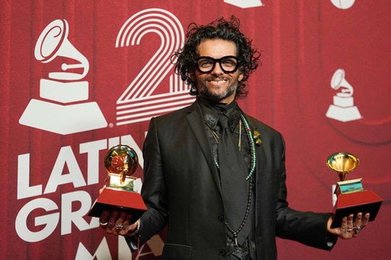 ARCHIVO - Draco Rosa posa con sus dos premios en la 25a entrega del Latin Grammy el jueves 14 de noviembre de 2024, en Miami. (Foto AP/Rebecca Blackwell, archivo)