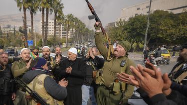 Combatientes opositores en Damasco el 8 de diciembre del 2024. (AP foto/Hussein Malla)
