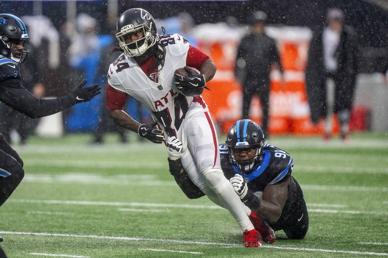 ARCHIVO - Cordarrelle Patterson (84), de los Falcons de Atlanta, busca escapar de Nick Thurman (91), de los Panthers de Carolina, durante un partido de la NFL, el domingo 17 de diciembre de 2023, en Charlotte, Carolina del Norte. Patterson llega a los Steelers por un contrato por dos años. (AP Foto/Jacob Kupferman, Archivo)
