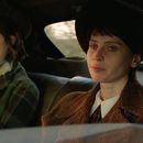 Esta imagen difundida por A24 muestra a Raffey Cassidy, izquierda, y Felicity Jones en una escena de The Brutalist. (Lol Crawley/A24 via AP)