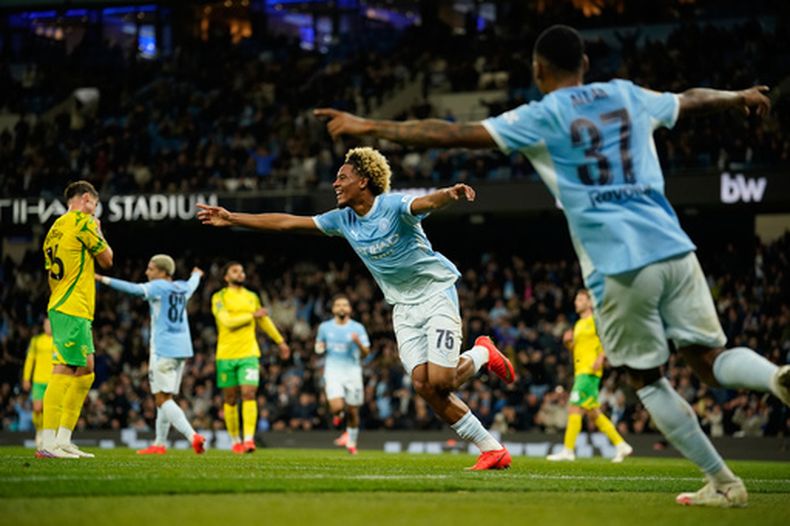 Floyd Samba, del Manchester City, celebra tras marcar el primer gol durante el partido de tercera ronda de la Copa de la Liga inglesa entre el Manchester City y el Norwich City en Manchester, Inglaterra, el jueves 17 de septiembre de 2026. (Foto AP/Dave Thompson)