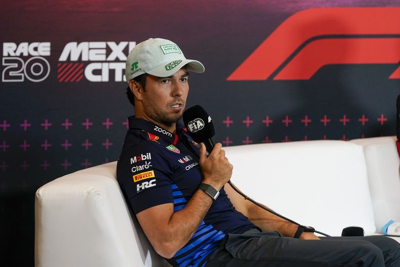 El piloto mexicano de Red Bull, Sergio Pérez, da una conferencia de prensa en el Autódromo de los Hermanos Rodríguez previo al Gran Premio de México, el jueves 24 de octubre de 2024 en Ciudad de México. (AP Foto/Moisés Castillo)