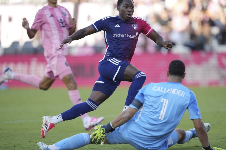 El mediocampista del FC Dallas Anderson Julio (11) salta sobre el portero del Inter Miami Drake Callender (1) mientras sigue su gol durante la segunda mitad de un partido de fútbol de la MLS, el domingo 27 de abril de 2025, en Fort Lauderdale, Florida (AP Foto/Jim Rassol)