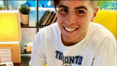 hijo de carlos otero firma con telemundo como actor de telenovelas