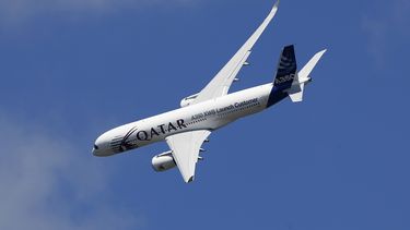 americateve | Un avi&oacute;n de la compa&ntilde;&iacute;a Airbus, modelo A350 XWB, hace un vuelo de muestra durante la feria internacional del aire de Farnborough en Inglaterra, el lunes 14 de julio de 2014. (Foto de AP/Sang Tan)