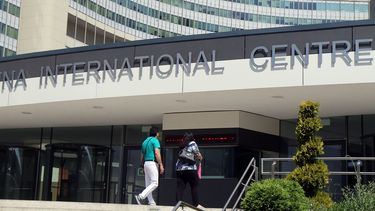 americateve | Entrada del Centro Internacional de Viena donde se llevan a cabo las negociaciones entre Ir&aacute;n y seis potencias mundiales, en Viena, Austria, el 2 de julio del 2014.(AP Foto/Ronald Zak)