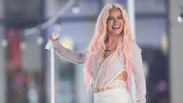 ARCHIVO - Karol G durante su presenntacion en el programa Today de NBC en la Plaza Rockefeller el viernes 30 de junio de 2023, en Nueva York. Karol G será honrada con el Premio Billboard Espíritu de la Esperanza en los Premios Billboard de la Música Latina el 5 de octubre de 2023. (Foto Charles Sykes/Invision/AP)