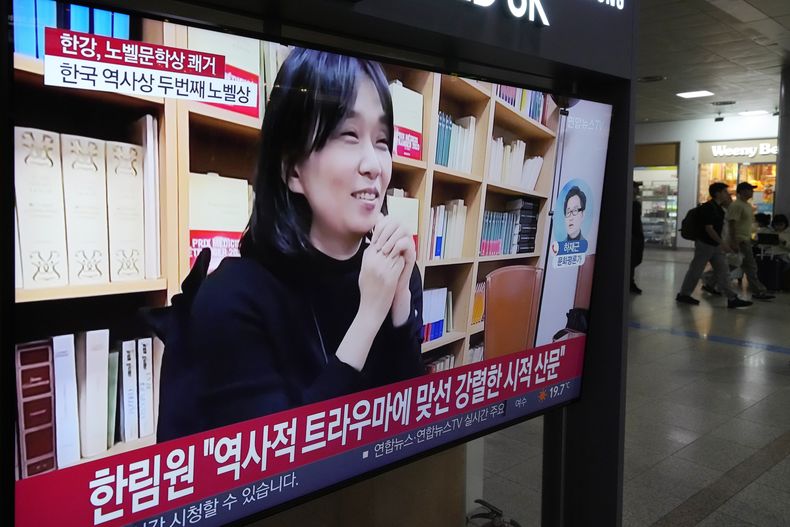 Una pantalla de televisión muestra una imagen de la ganadora del Premio Nobel de Literatura 2024, la escritora surcoreano Han Kang, durante un noticiero en una estación de tren de Seúl, Corea del Sur, el jueves 10 de octubre de 2024. (Foto AP/Ahn Young-joon)