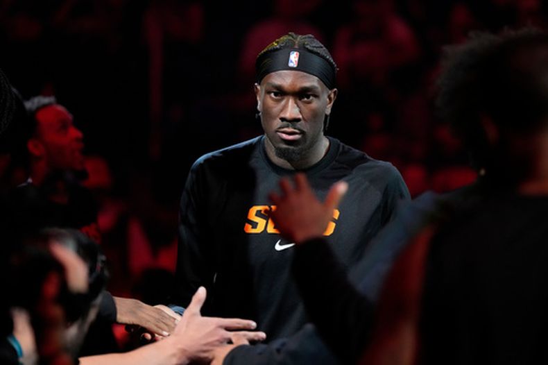 ARCHIVO - El pívot de los Suns de Phoenix, Mark Williams, choca las manos con sus compañeros de equipo durante la presentación de los jugadores previa a un partido de baloncesto del torneo play-in de la NBA contra los Trail Blazers de Portland, el 14 de abril de 2026, en Phoenix. (Foto AP/Ross D. Franklin, Archivo)