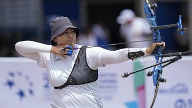 La mexicana Alejandra Valencia disputa la final individual de arco recurvo ante la colombiana María Rendón en los Juegos Centroamericanos y del Caribe en San Salvador el jueves 6 de julio de 2023 (AP Foto/Arnulfo Franco)