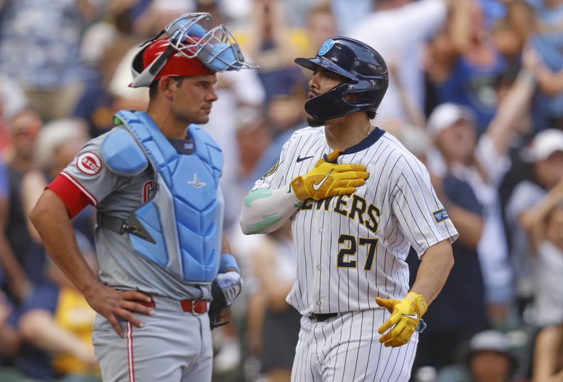 El dominicano de los Cerveceros de Milwaukee, Willy Adames reacciona luego de conectar su cuadrangular de tres carreras ante los Rojos de Cincinnati durante la sexta entrada del juego de béisbol, el domingo 16 de junio de 2024, en Milwaukee. (AP Foto/Jeffrey Phelps)