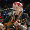 ARCHIVO - El músico Willie Nelson actúa antes del evento de la candidata presidencial demócrata, la vicepresidenta Kamala Harris, en un mitin en Houston, el viernes 25 de octubre de 2024.(Foto AP/Susan Walsh, archivo)