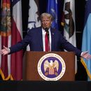 El candidato republicano a la presidencia Donald Trump habla durante la conferencia de la Asociación de la Guardia Nacional, el lunes 26 de agosto de 2024, en Detroit. (AP Foto/Paul Sancya)