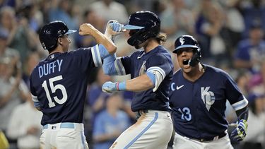 Bobby Witt Jr., centro, de los Reales de Kansas City, celebra con Matt Duffy (15) y Salvador Pérez (13) después de batear jonrón de tres carreas durante la séptima entrada del juego de béisbol en contra de los Nacionales de Washington, el viernes 26 de mayo de 2023, en Kansas City, Missouri. (AP Foto/Charlie Riedel)