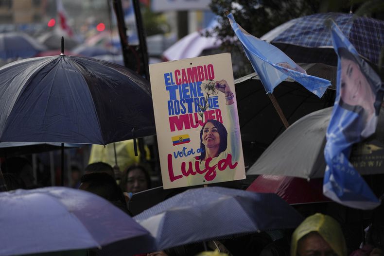 Simpatizantes de Luisa González, candidata presidencial por el partido Revolución Ciudadana, asisten a un mitin de campaña en Quito, Ecuador, el miércoles 9 de abril de 2025. (AP Foto/Dolores Ochoa)