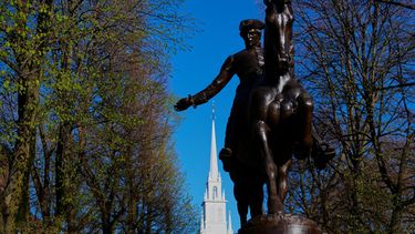 ARCHIVO - La estatua del patriota estadounidense Paul Revere cerca de la Old North Church, el lunes 20 de abril de 2026, en Boston. (AP Fto/Robert F. Bukaty)