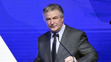 ARCHIVO - Alec Baldwin como maestro de ceremonias de la Gala del Premio Robert F. Kennedy Human Rights Ripple of Hope en el New York Hilton Midtown el 9 de diciembre de 2021, en Nueva York. Un juez de Nuevo México está considerando la posibilidad de desestimar una acusación de un jurado contra el actor Alec Baldwin por el tiroteo fatal en el set de una película del oeste, en una audiencia judicial programada para el viernes. (Foto Evan Agostini/Invision/AP, archivo)