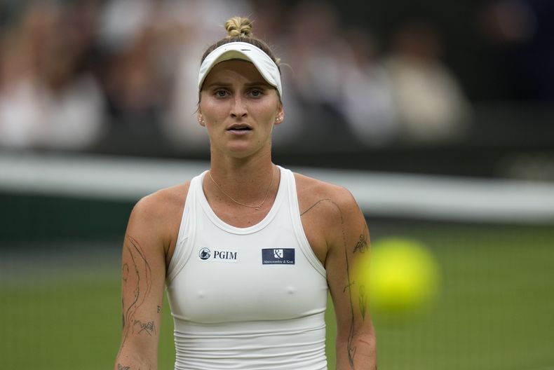 Marketa Vondrousova durante la final femenina de Wimbledon contra Ons Jabeur en Londres, el sábado 15 de julio de 2023. (AP Foto/Alastair Grant)