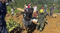 En esta foto distribuida por la Oficina de Prensa del Ejército Colombiano, socorristas hallan el cuerpo de una víctima fatal de un derrumbe vial que dejó decenas de muertos y heridos en el oeste de Colombia, sábado 13 de enero de 2024. La vía se derrumbó en varios puntos entre Quibdó, la capital del departamento de Chocó, y Medellín, la de Antioquia.(Oficina de Prensa del Ejército Colombiano via AP)