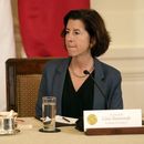 La secretaria de Comercio de Estados Unidos Gina Raimondo asiste a una reunión trilateral con el presidente Joe Biden, el presidente de Filipinas Ferdinand Marcos Jr., y el primer ministro japonés Fumio Kishida en la Sala Este de la Casa Blanca en Washington, el jueves 11 de abril de 2024. (AP Foto/Mark Schiefelbein)
