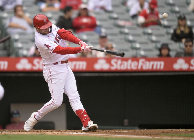 Brandon Drury (23) de los Angelinos de Los Ángeles conecta un jonrón ante los Atléticos de Oakland, el domingo 1 de octubre de 2023, en Anaheim. (AP Foto/John McCoy)