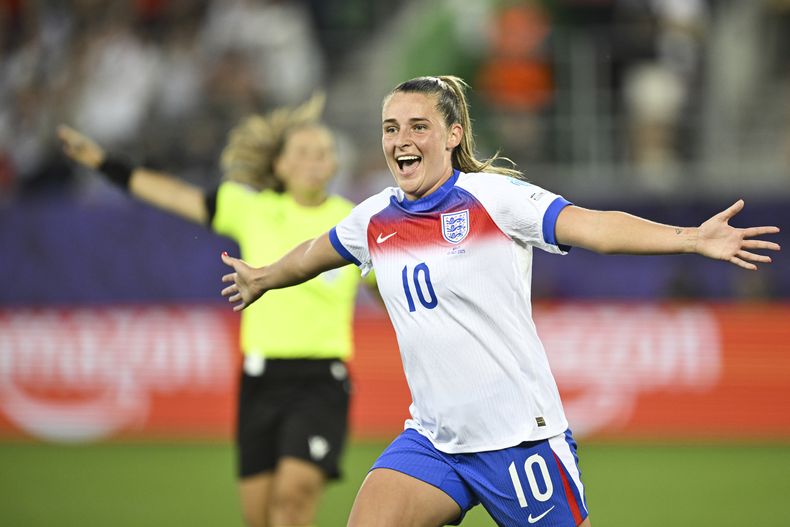 Ella Toone, de Inglaterra, celebra después de anotar el 2-0 durante el partido del Campeonato Europeo Femenino entre Inglaterra y Gales, correspondiente al Grupo D, el domingo 13 de julio de 2025, la Arena St. Gallen en St. Gallen, Suiza. (Gian Ehrenzeller/Keystone vía AP)