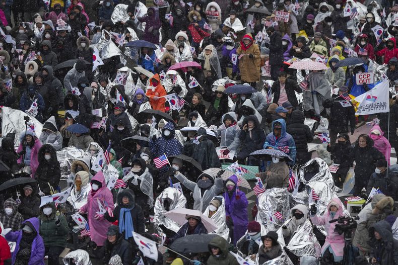 Simpatizantes del destituido presidente surcoreano Yoon Suk Yeol gritan consignas durante un mitin para oponerse a su destitución, el lunes 13 de enero de 2025, cerca de la residencia presidencial en Seúl, Corea del Sur. (AP Foto/Lee Jin-man)