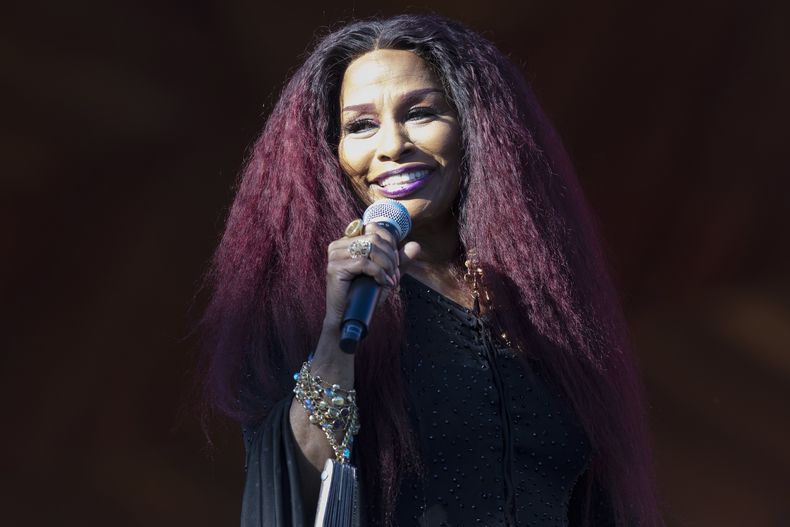 ARCHIVO - Chaka Khan ensaya para el espectáculo anual Fourth of July Boston Pops Fireworks Spectacular en Boston el 3 de julio de 2022. Missy Elliott, Kate Bush, Willie Nelson, Sheryl Crow, Chaka Khan, el creador de Soul Train Don Cornelius y el fallecido George Michael serán incorporados al Salón de la Fama del Rock and Roll el viernes. (Foto AP/Michael Dwyer, archivo)