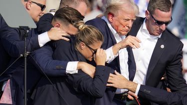 El candidato presidencial republicano, el expresidente Donald Trump, es ayudado a bajar del escenario por agentes del Servicio Secreto de Estados Unidos en un acto de campaña en Butler, Pensilvania, el sábado 13 de julio de 2024. (AP Foto/Gene J. Puskar)